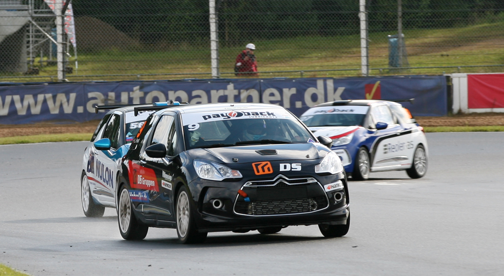 Louise Frost gav drengene baghjul.
(Foto: Motorsporten.dk)
